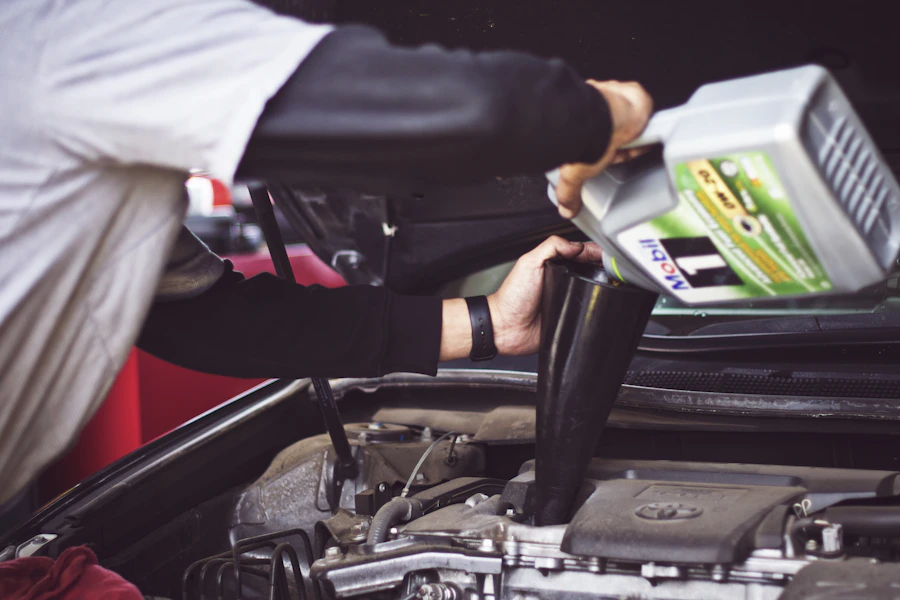 Vista aproximada de componentes mecânicos e elétricos de um motor